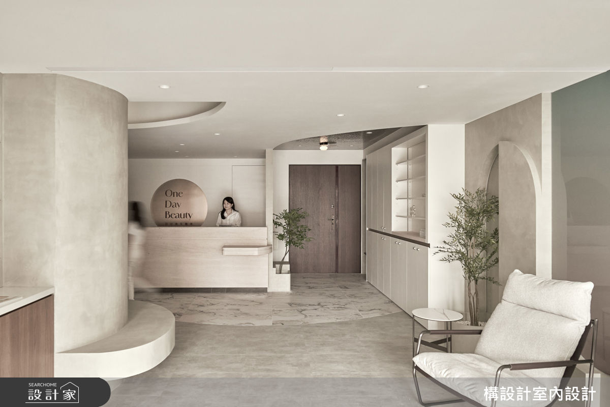 迎賓區利用異材質地坪的無縫拼接，巧妙暗示空間轉換，讓流暢開放的格局依然保有明確的功能分野。