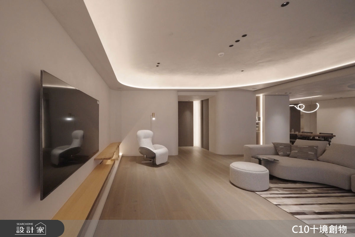 客廳電視櫃以台灣檜木製成，檜木獨特的天然香氣，為空間增添一抹清新與療癒。