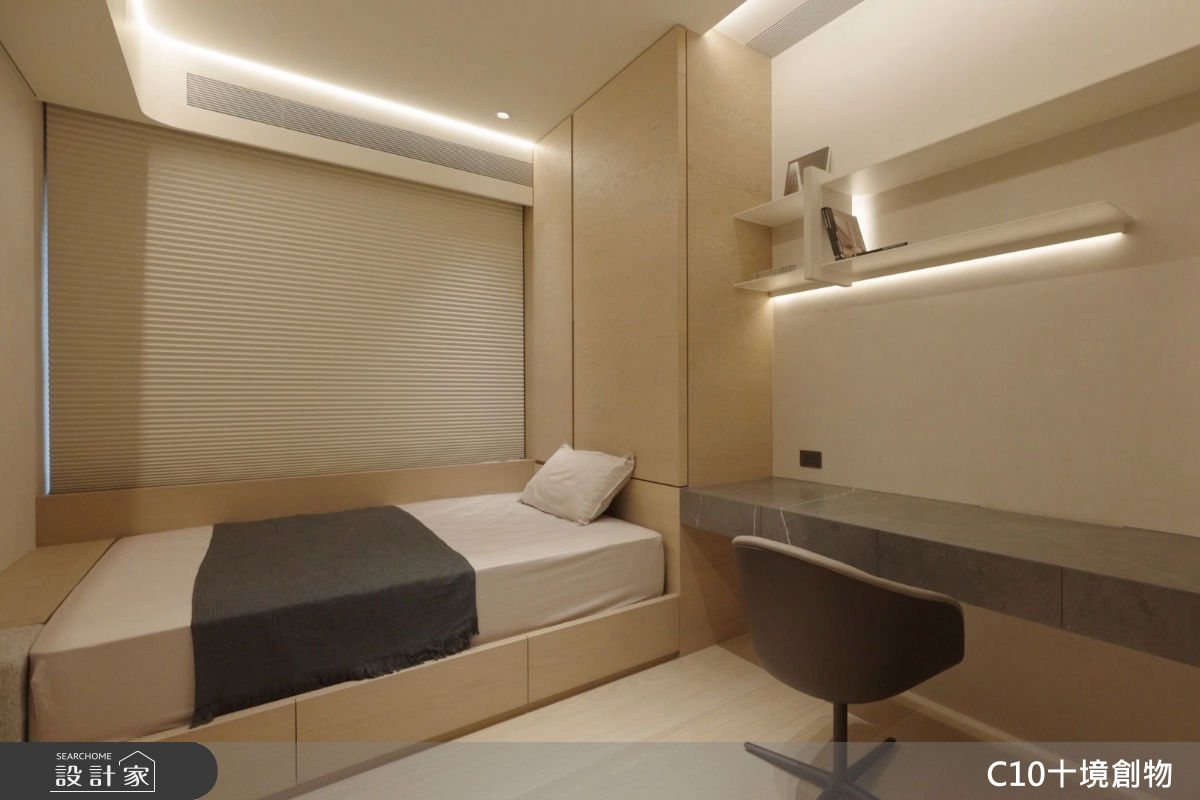 次臥透過床頭、床鋪下方設計隱藏收納機能，將臥房運用地淋漓盡致。