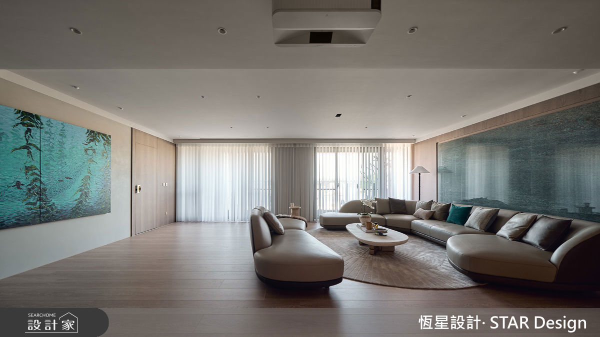 客廳捨棄傳統電視牆設計，轉以藝術畫作與石材作為主角，讓每一面牆都擁有獨立表情，喚起屋主對旅行的記憶。