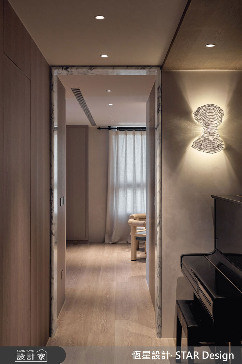 客餐廳之間的過渡空間規劃鋼琴結合大理石展示櫃，讓廊道兼具學習功能，並瀰漫藝術與音樂氛圍。