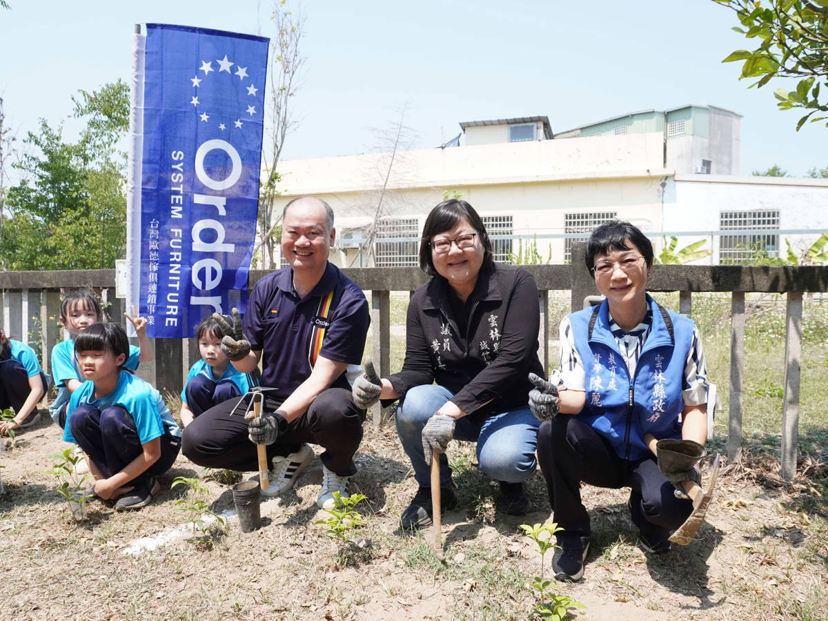 (右起)雲林縣政府教育處督學陳麗宇、縣議員黃美瑤、歐德傢俱總經理陳國甫，一同與孩子開心植樹，為下一代打造更友善的生活環境。
