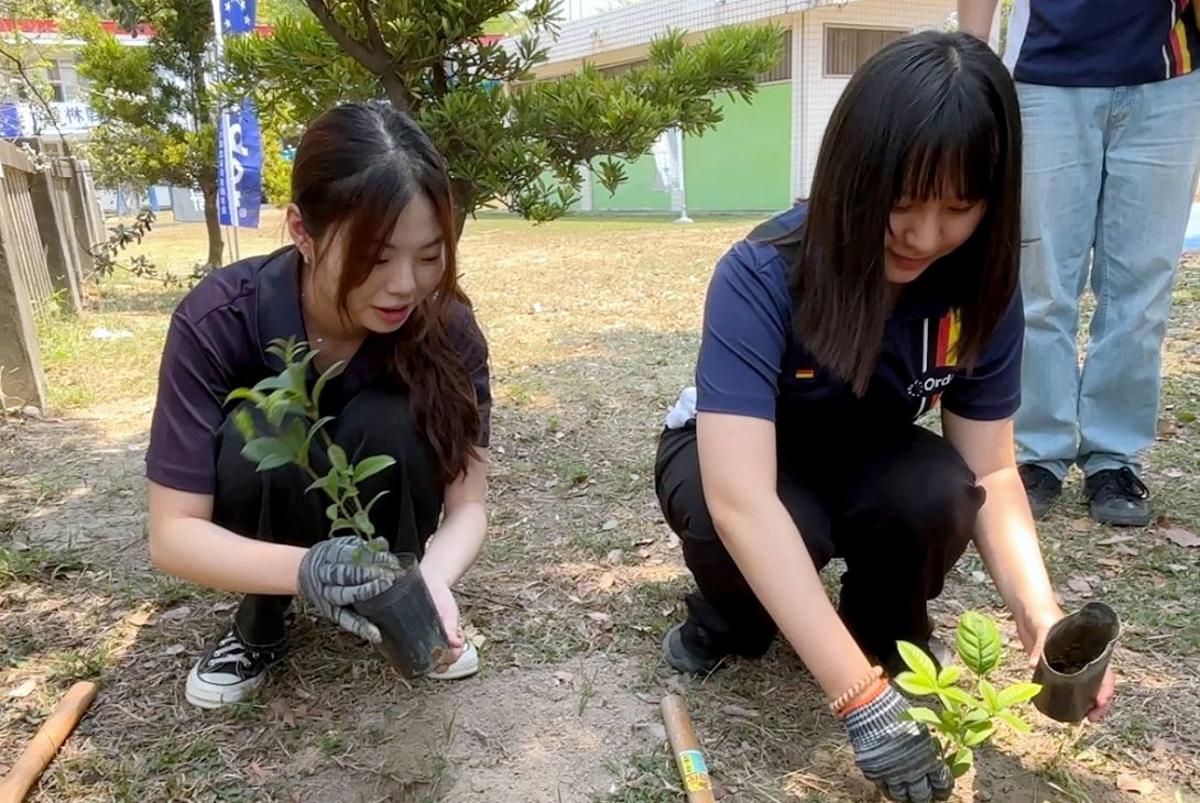 平常忙於規劃居家裝潢的設計師，今天動手種下樹苗， 看到校園充滿綠意，直呼我種樹我驕傲！