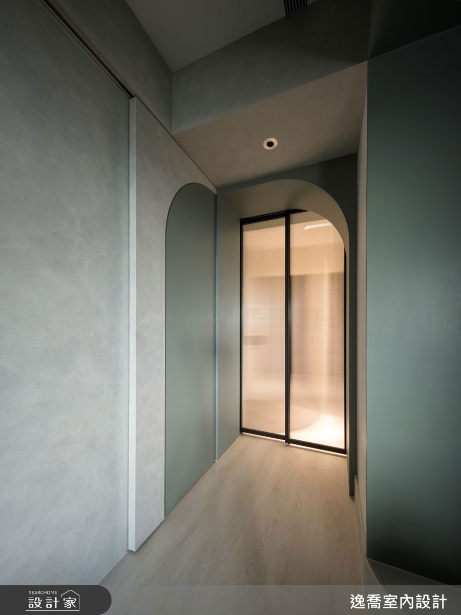 二進式玄關，除了阻擋灰塵，也能避免貓咪衝出門外。