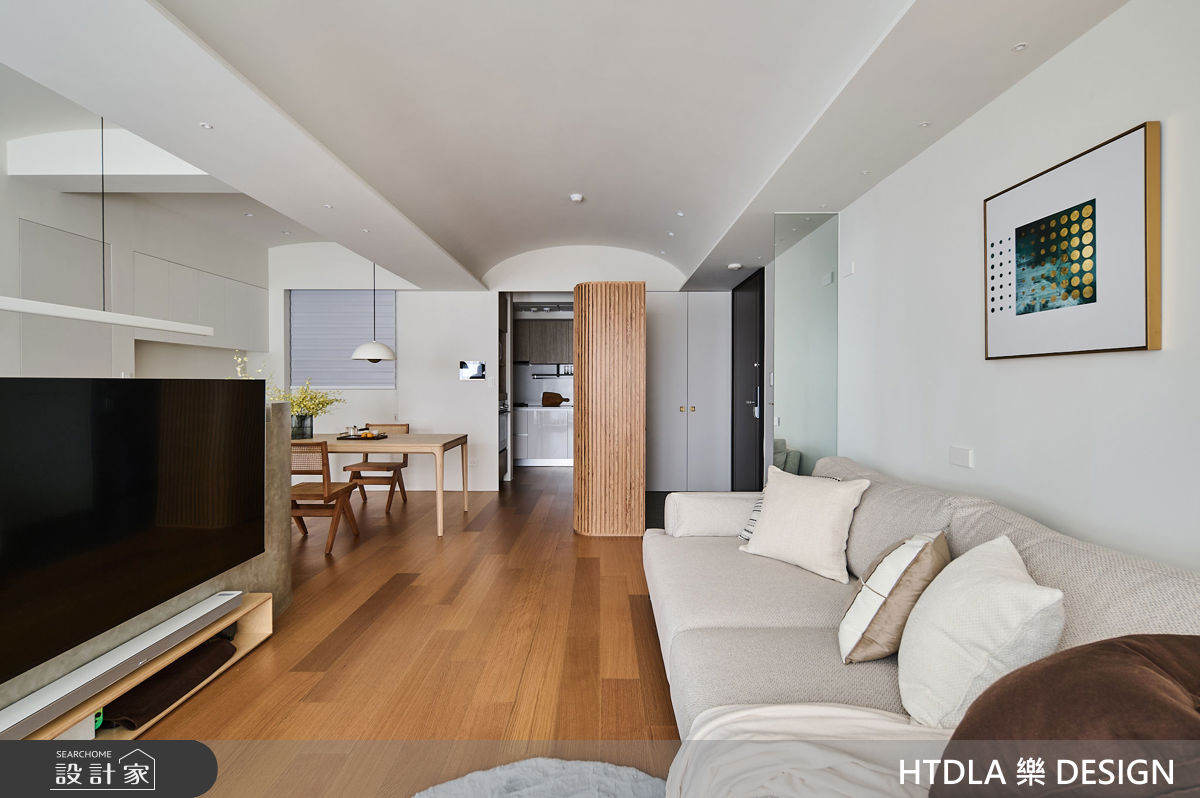 玄關櫃體以局部鏤空的圓型設計，加入木條元素，詮釋老式隔窗意象。