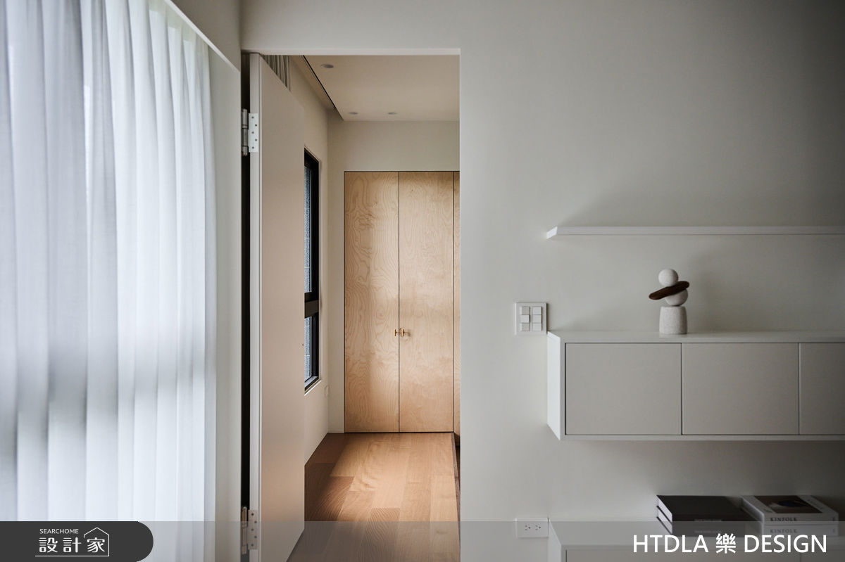 落地窗前的抬高地坪，自然串連通往臥室的動線。