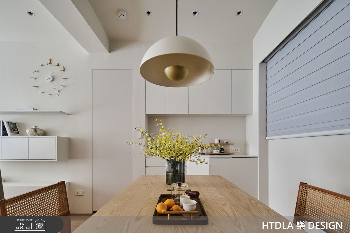 餐桌側邊樑下規劃餐邊櫃，增添收納機能。