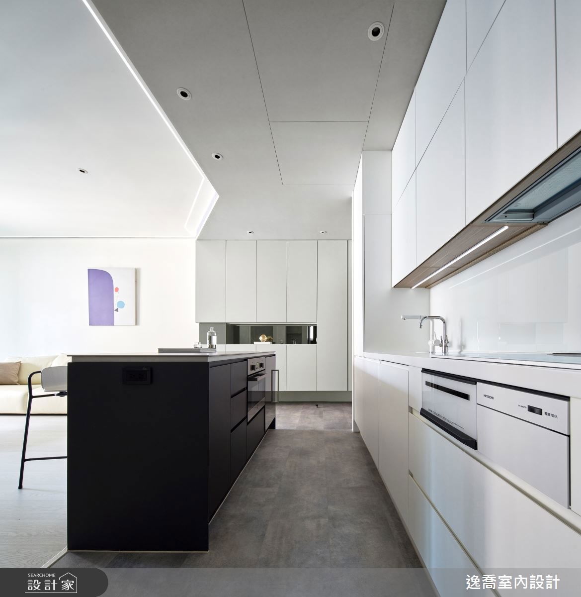 在瓦斯爐或IH爐下方整合日本連烤爐，一體化設計節省廚房空間，適合小坪數居家