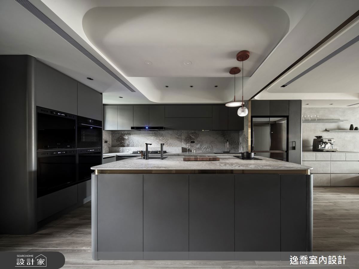 檯面選用愷薩金石，石英石檯面紋理豐富，下方以木工訂製弧形櫃體，包覆鍍鈦金屬條，在低調中增添奢華貴氣感 