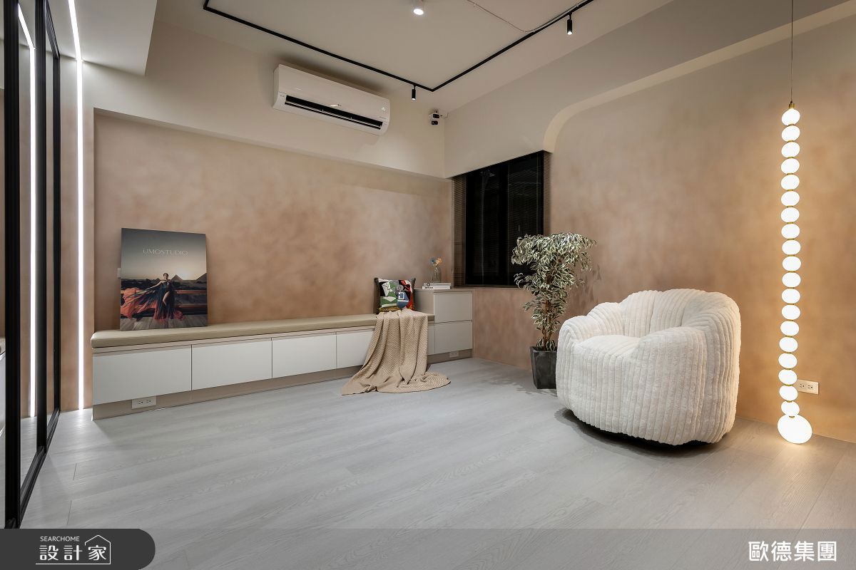 歐德高度客製化，針對交誼廳現況捨棄高櫃堆疊，規劃窗邊臥榻避開窗簾保留採光，對角線財位刻意升高櫃體，方便薔薔安放招財小物。