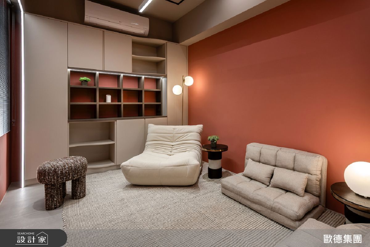 遊戲間牆面深度不一，歐德設計師大膽採用「視覺錯位」、圓弧潤飾、上下櫃體交錯及結合燈條，打造出宛如平整牆體的藏品展示櫃。