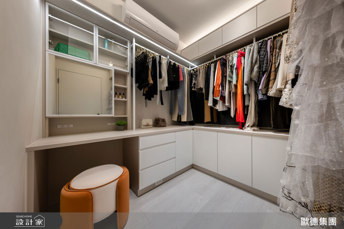 1.6 坪的空間，以L型矮櫃呈現，歐德利用檯面延伸讓空間瞬間放大，牆面上方設置淺吊櫃，中段以白色鋁方管吊掛，高收納更顯開闊。