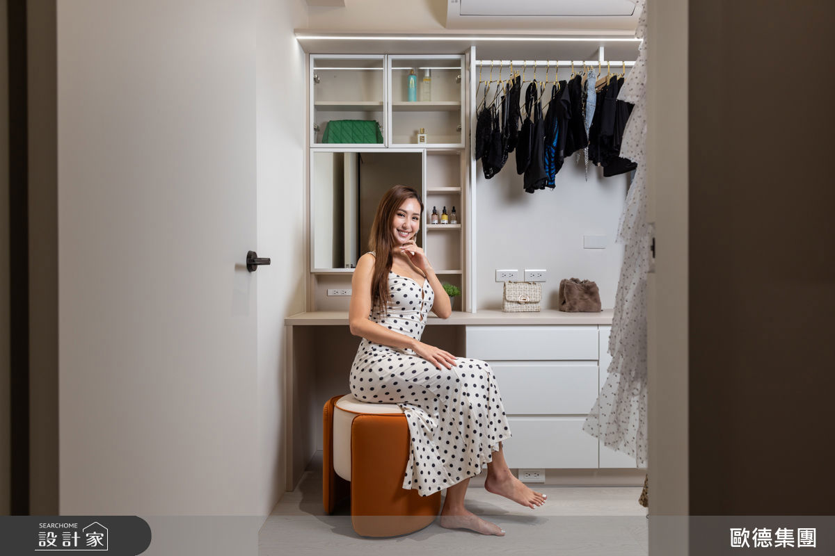 開放式設計讓挑選衣服一目瞭然，造型師協助穿搭更直覺，歐德高品質設計讓薔薔好滿意。
