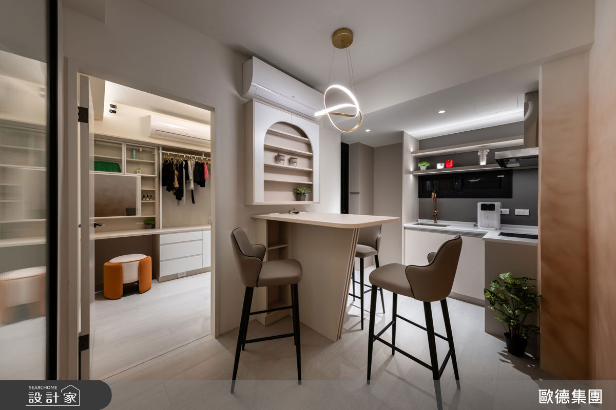 餐廳吧檯區以奶茶色為主調，歐德運用弧型造型櫃及圓弧斜腳桌，增設插座。不但可以小酌喝咖啡，還能邊吃火鍋邊充電，薔薔直呼太貼心！