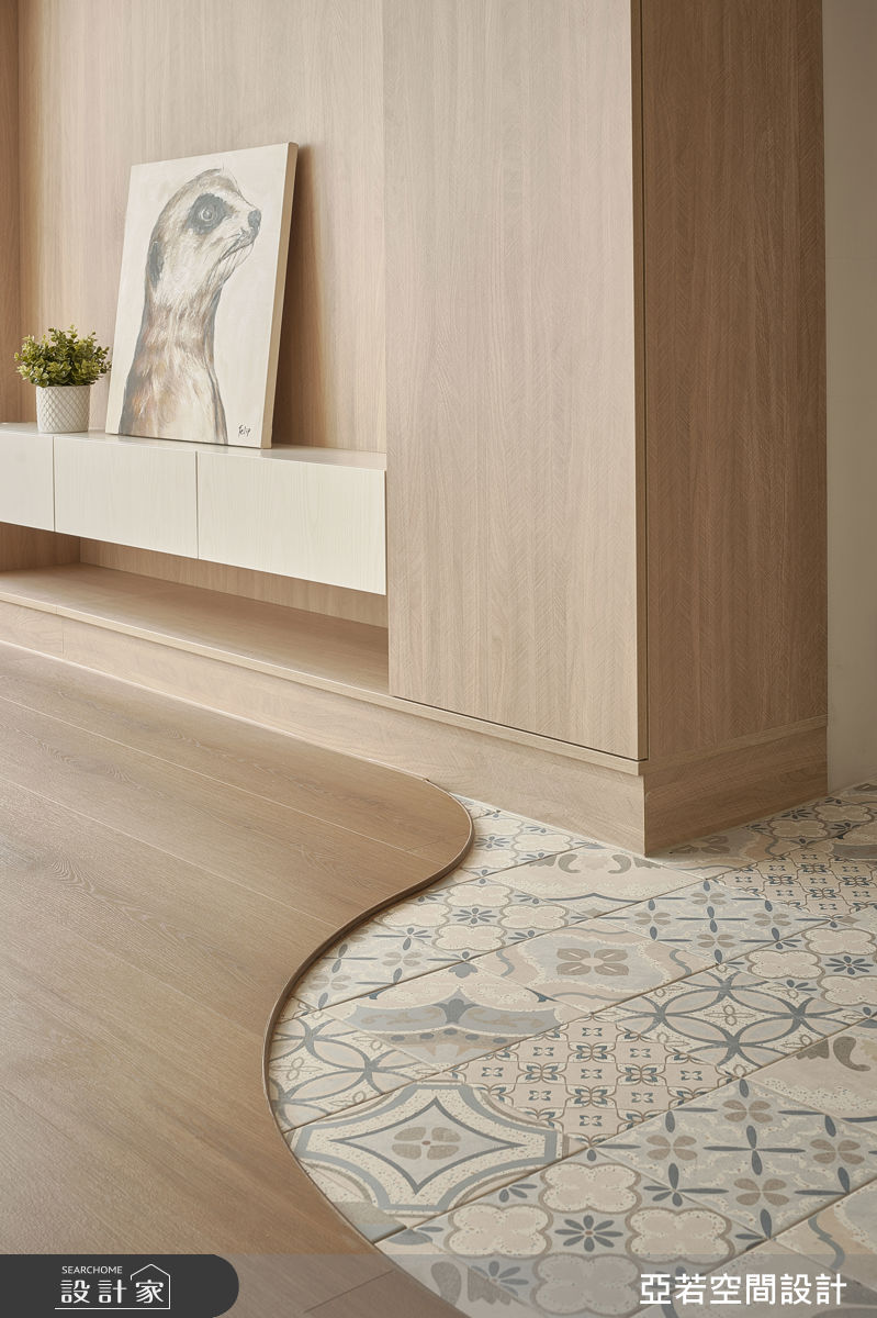 玄關入口特別選用屋主喜愛的花磚，為回家動線增添生活溫度，也成為視覺亮點之一。