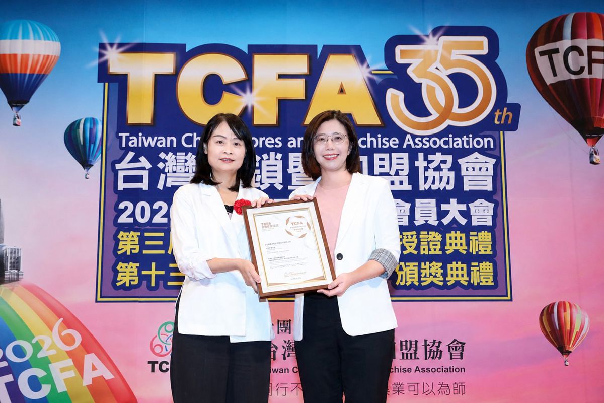 歐德集團榮獲「TCFA服務金賞認證」，由經濟部商業發展署署長蘇文玲(左)頒發證書，歐德傢俱副總經理劉妙萍(右)代表受獎。
