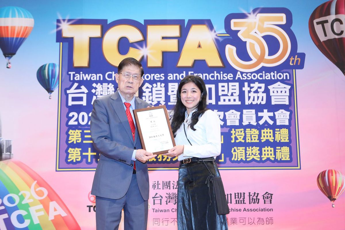 歐德傢俱中山店設計師簡妙樺(右)接手高難度案件，重建客戶信任，榮獲2026服務天使獎。