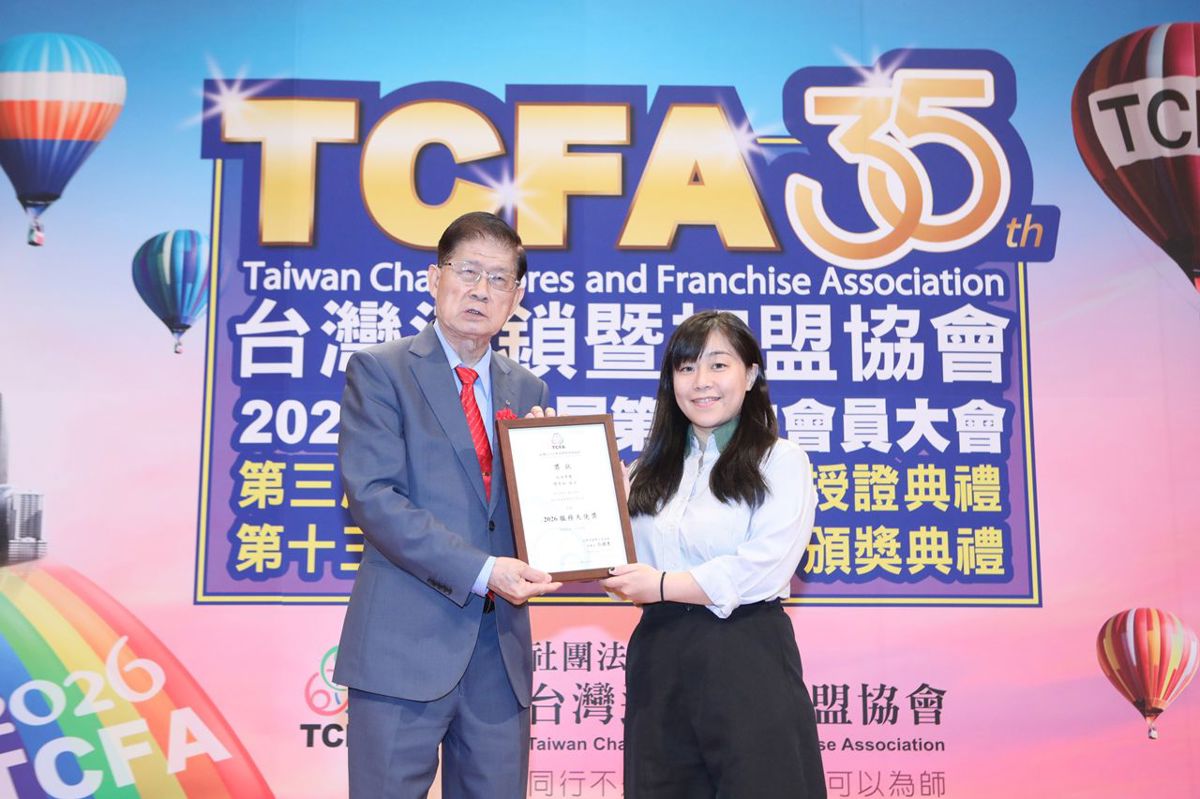 優渥設計台北民生店設計師周亭如(右)，整合團隊即時應變，展現細緻服務品質與專業價值。