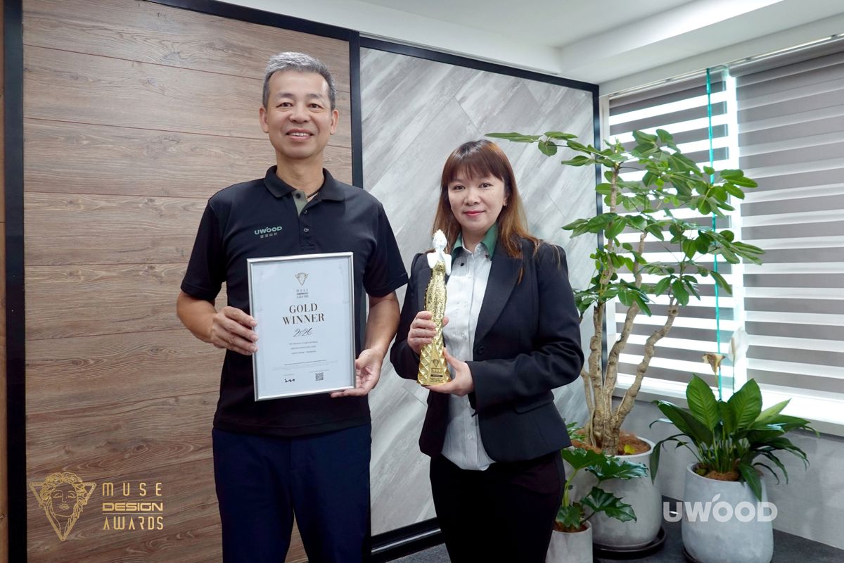 優渥設計榮獲「 2026美國繆思設計大獎金獎」肯定,陳國都董事長(左)與設計師謝君儀(右)開心合影。