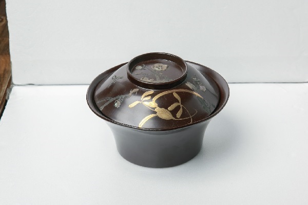 以白色和玻璃 創造出工藝生活居家。黃安福