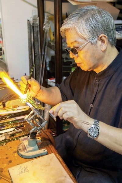 以白色和玻璃 創造出工藝生活居家。黃安福