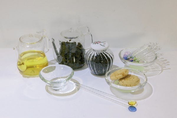 以白色和玻璃 創造出工藝生活居家。黃安福