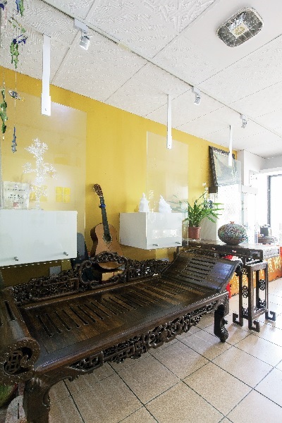 以白色和玻璃 創造出工藝生活居家。黃安福