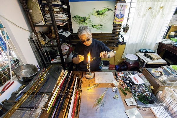 以白色和玻璃 創造出工藝生活居家。黃安福