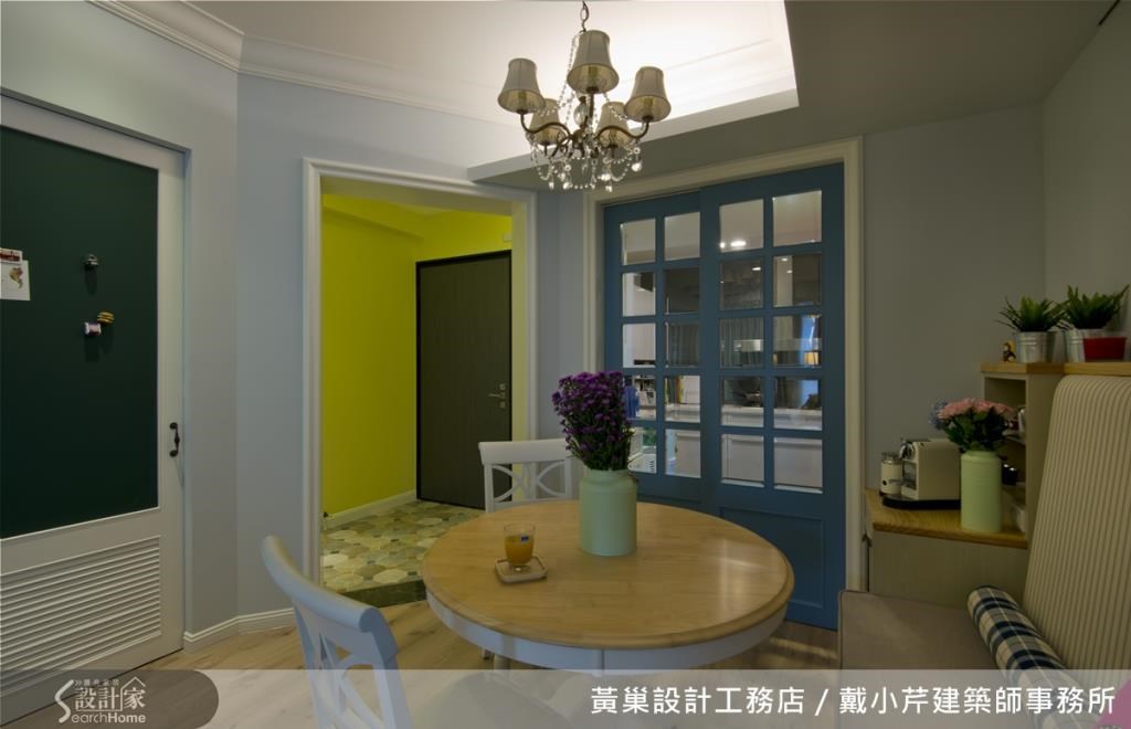 圓形餐桌讓動線順暢,廚房(右起)、玄關及倉庫的3道入口表情各異,而長條椅很有美式酒吧風格。 圓形餐桌讓動線順暢,廚房(右起)、玄關及倉庫的3道入口表情各異,而長條椅很有美式酒吧風格。