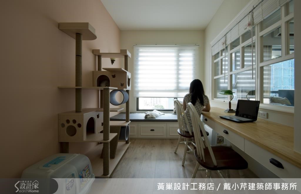 為了貓小孩,書房採用了木百葉、超耐磨木地板及實木桌面,還增添遊戲設施。 為了貓小孩,書房採用了木百葉、超耐磨木地板及實木桌面,還增添遊戲設施。
