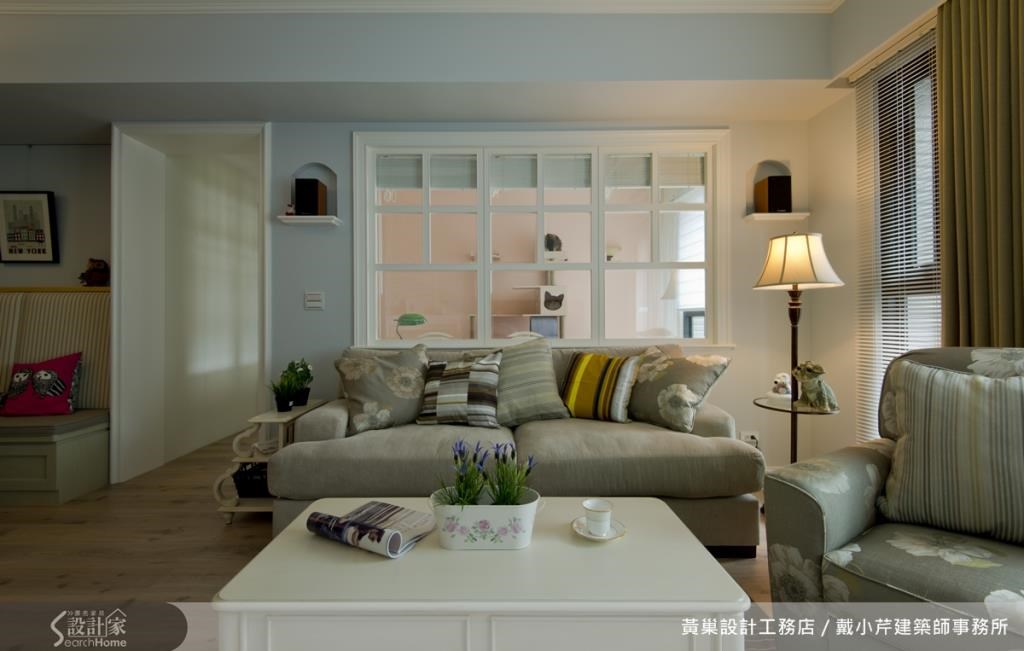 Laura Ashley布沙發帶來鄉村風的氣息,背牆上的兩個小拱門放置喇叭,也營造美式風情。 Laura Ashley布沙發帶來鄉村風的氣息,背牆上的兩個小拱門放置喇叭,也營造美式風情。