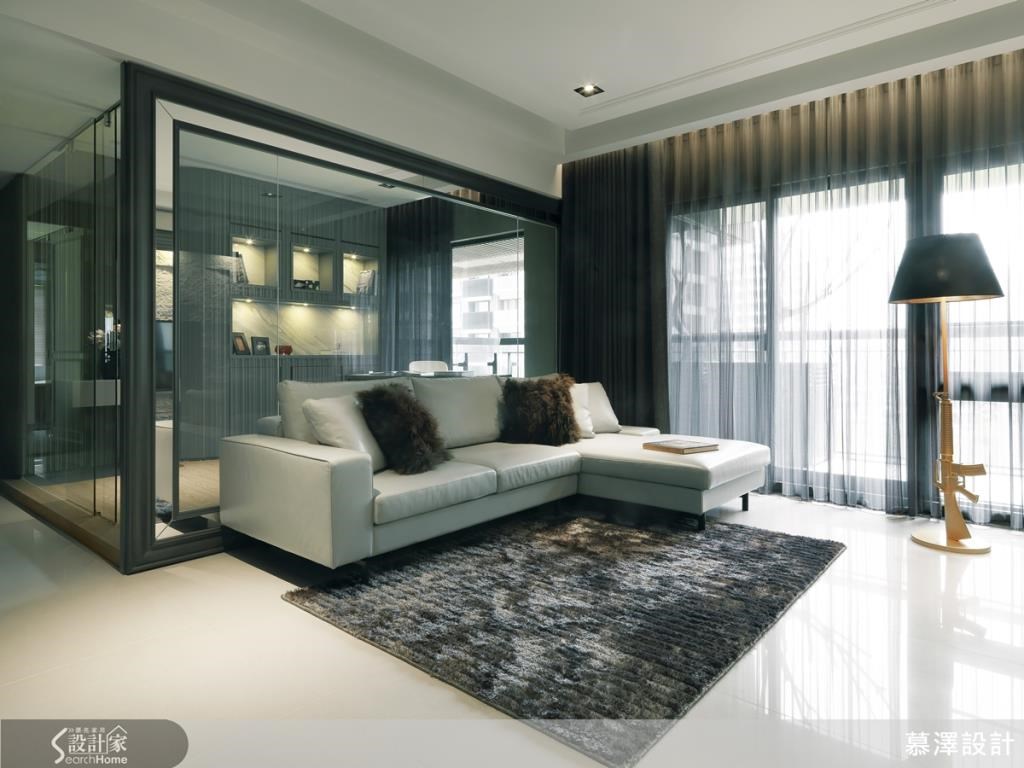 針對屋主喜好,決定跳脫傳統白色古典概念,以深色的線