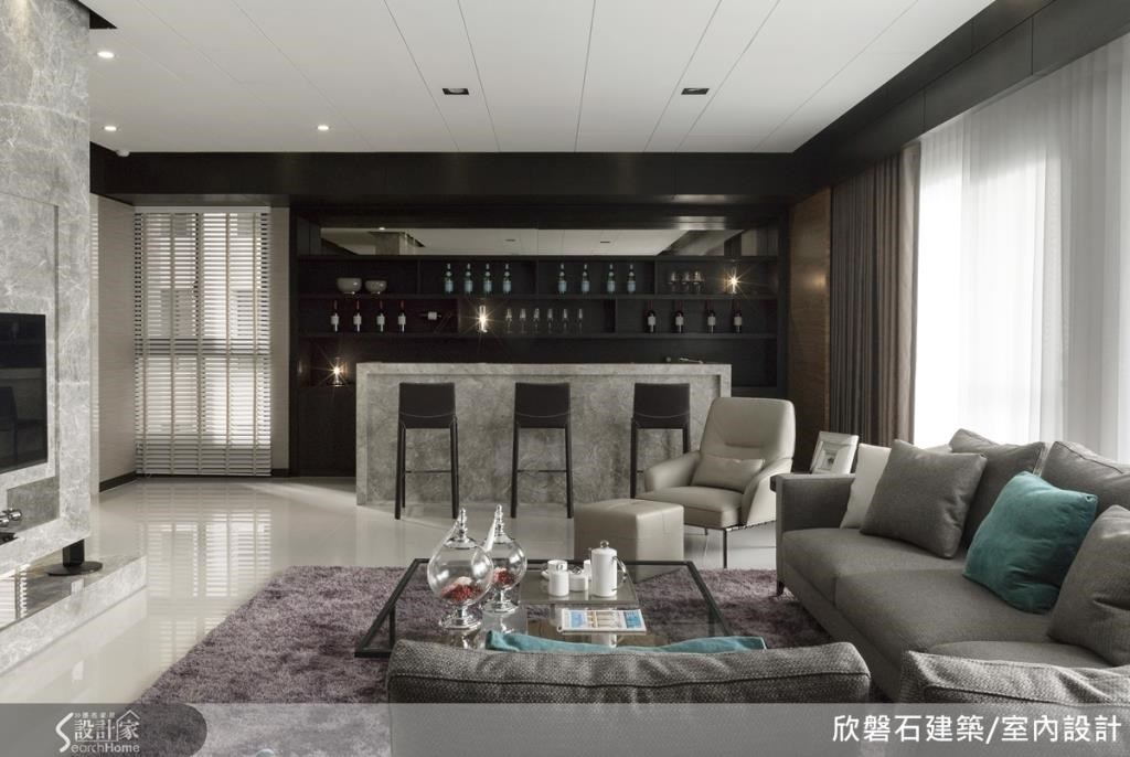 吧檯建材利用安格拉珍珠大理石形塑整體的質感,大量的收納則藏於吧檯之間,相當地貼心。 吧檯建材利用安格拉珍珠大理石形塑整體的質感,大量的收納則藏於吧檯之間,相當地貼心。
