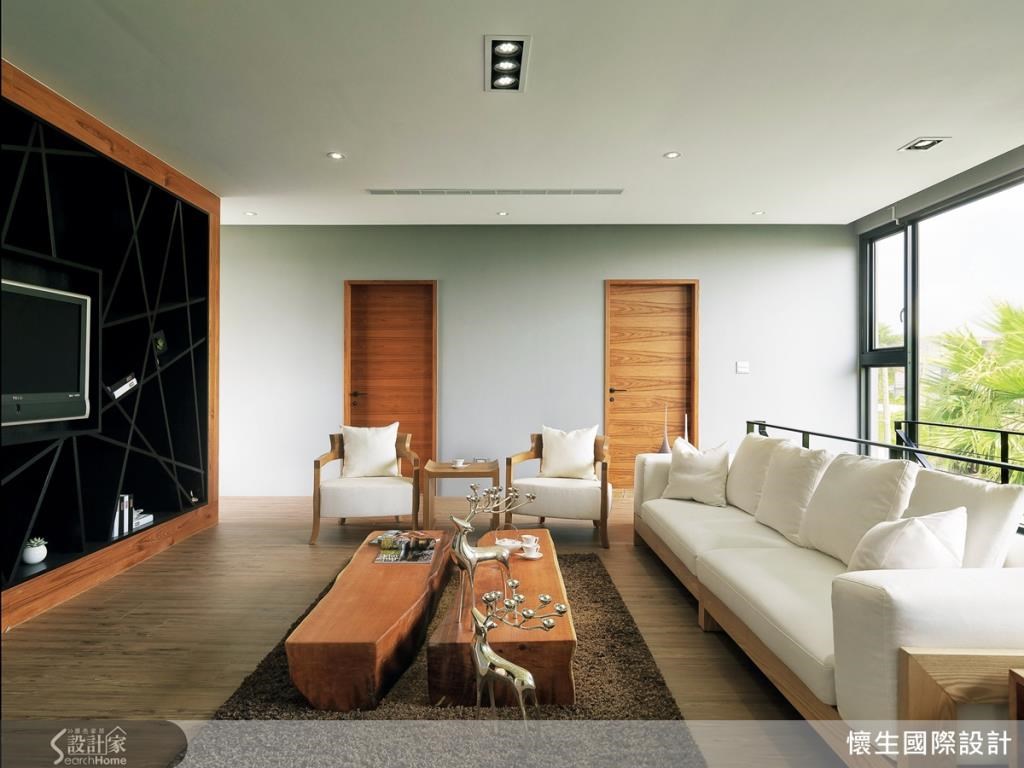 以梧桐木為主體,搭配白色沙發及大片落地窗,營造出具度假風情的清爽空間。 以梧桐木為主體,搭配白色沙發及大片落地窗,營造出具度假風情的清爽空間。