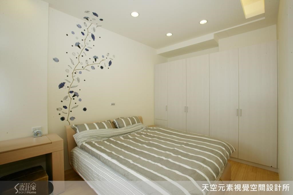 花朵直接延伸到天花板,設計師利用可以辦得到且並不困難的方式去做,適度的留白,留有讓人自由想像的空間。 花朵直接延伸到天花板,設計師利用可以辦得到且並不困難的方式去做,適度的留白,留有讓人自由想像的空間。