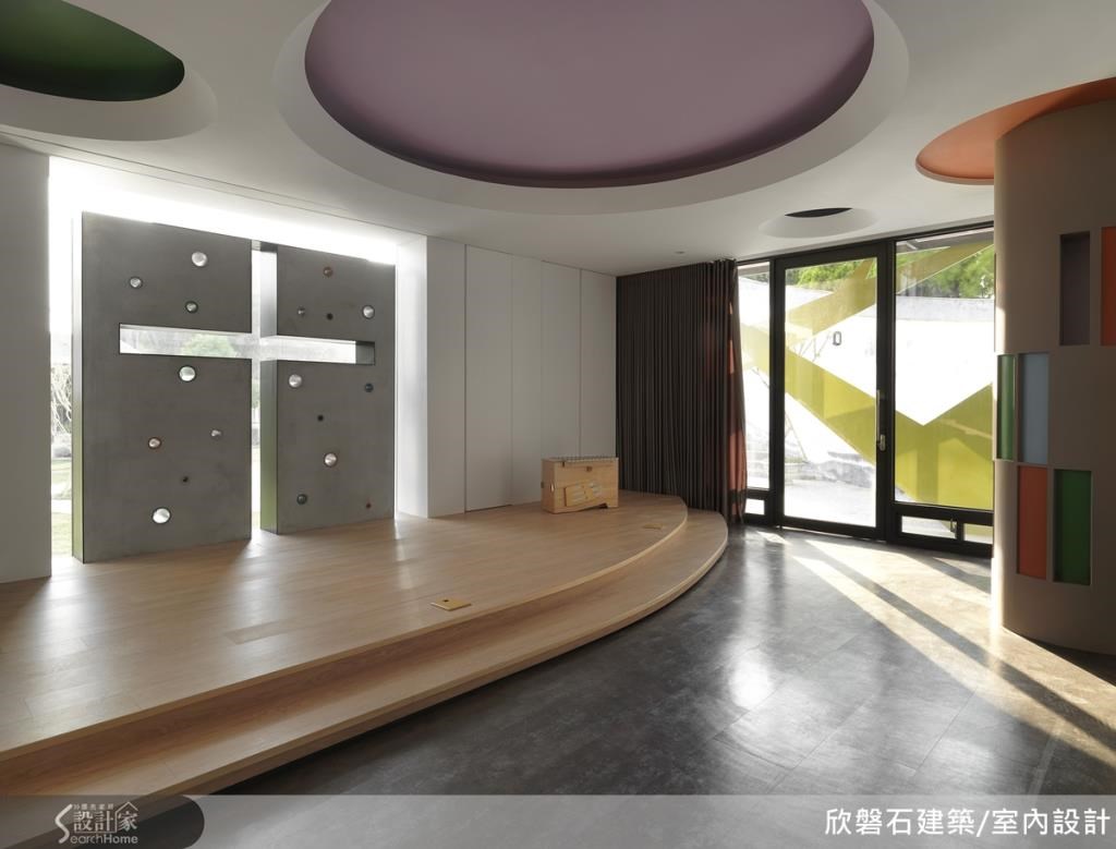 台中有間以挪亞方舟為設計概念的教會,外觀彷彿一艘航