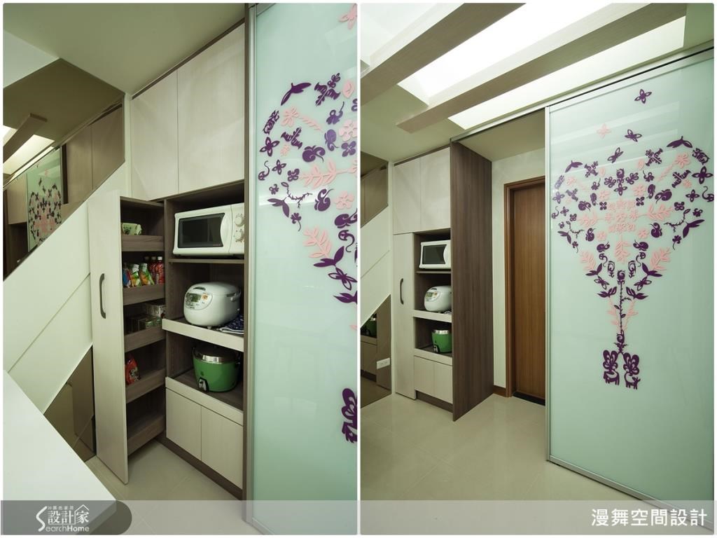系統家具打造結合食品收納櫃、廚房電器櫃和餐櫃的機能設計;並以壁貼拉門巧妙地遮擋衛浴室入口。 系統家具打造結合食品收納櫃、廚房電器櫃和餐櫃的機能設計;並以壁貼拉門巧妙地遮擋衛浴室入口。