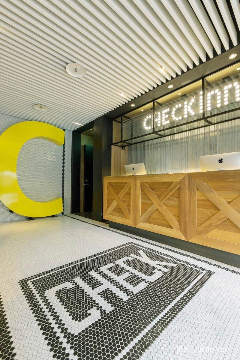 Lobby 以最小的黑白色馬賽克磚拼貼成 「CHECK」 及企業形象色黃色 C 字大型 LOGO ,豐富了大廳的視覺張力。 Lobby 以最小的黑白色馬賽克磚拼貼成 「CHECK」 及企業形象色黃色 C 字大型 LOGO ,豐富了大廳的視覺張力。