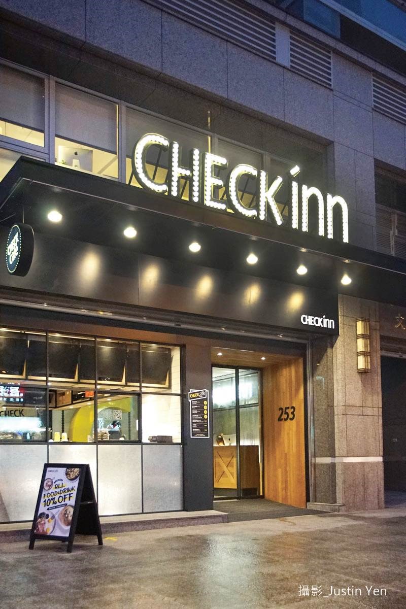 戴東杰從美國百老匯的霓虹燈為靈感,將旅店夜晚招牌設計得奪目卻不絢爛,同時也將燈泡字樣引入櫃台上方,加深旅店的企業形象。 戴東杰從美國百老匯的霓虹燈為靈感,將旅店夜晚招牌設計得奪目卻不絢爛,同時也將燈泡字樣引入櫃台上方,加深旅店的企業形象。