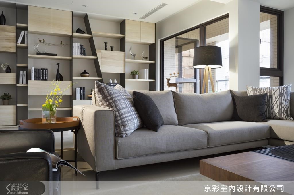 客廳將大器感與極簡風做出融合,採用小邊几等家具搭配,讓空間多樣化不死板。 客廳將大器感與極簡風做出融合,採用小邊几等家具搭配,讓空間多樣化不死板。