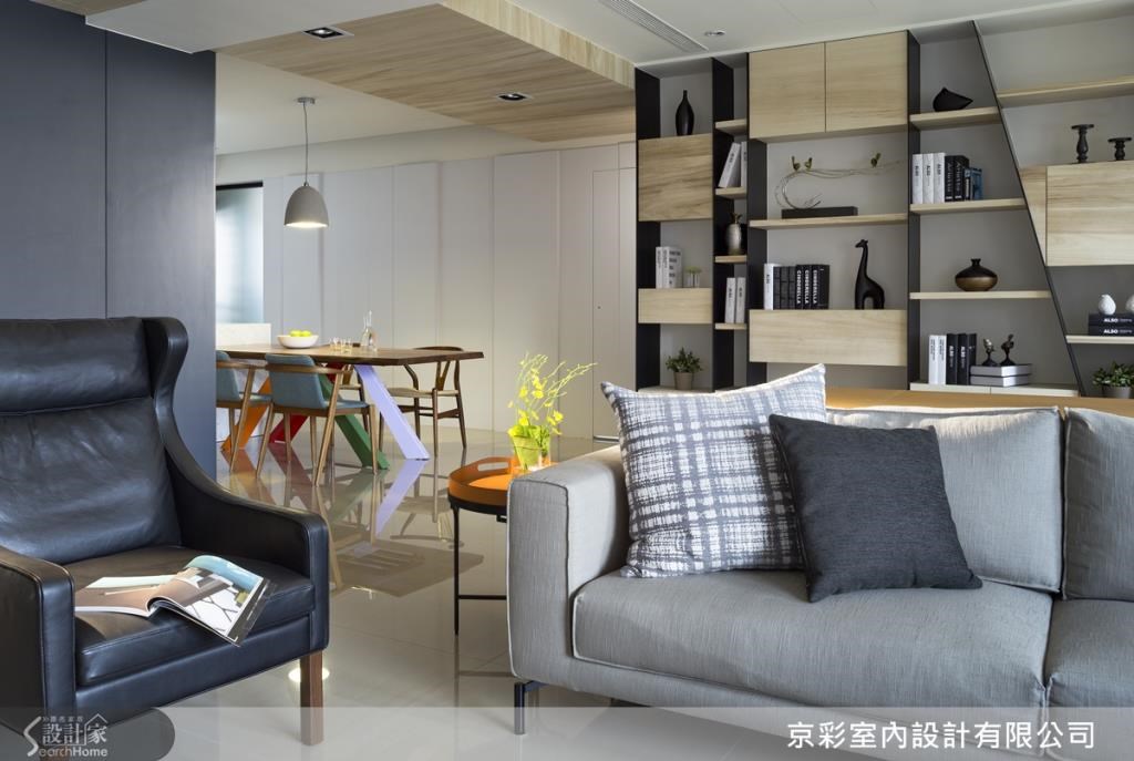 客廳和書房之間採開放規劃,讓空間較為通透,從客廳望去的視線可一路延伸至書房,甚至後方的餐廳,形成端景意象。 客廳和書房之間採開放規劃,讓空間較為通透,從客廳望去的視線可一路延伸至書房,甚至後方的餐廳,形成端景意象。