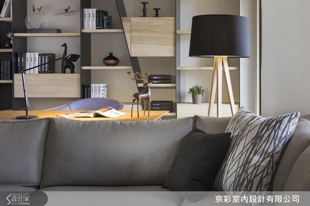 以支撐力較佳的鐵板和風化梧桐木建構書櫃,滿足置物需求,透過黑白灰等基本色調,搭配木質感材質,製造冷暖交織的衝突美感。 以支撐力較佳的鐵板和風化梧桐木建構書櫃,滿足置物需求,透過黑白灰等基本色調,搭配木質感材質,製造冷暖交織的衝突美感。