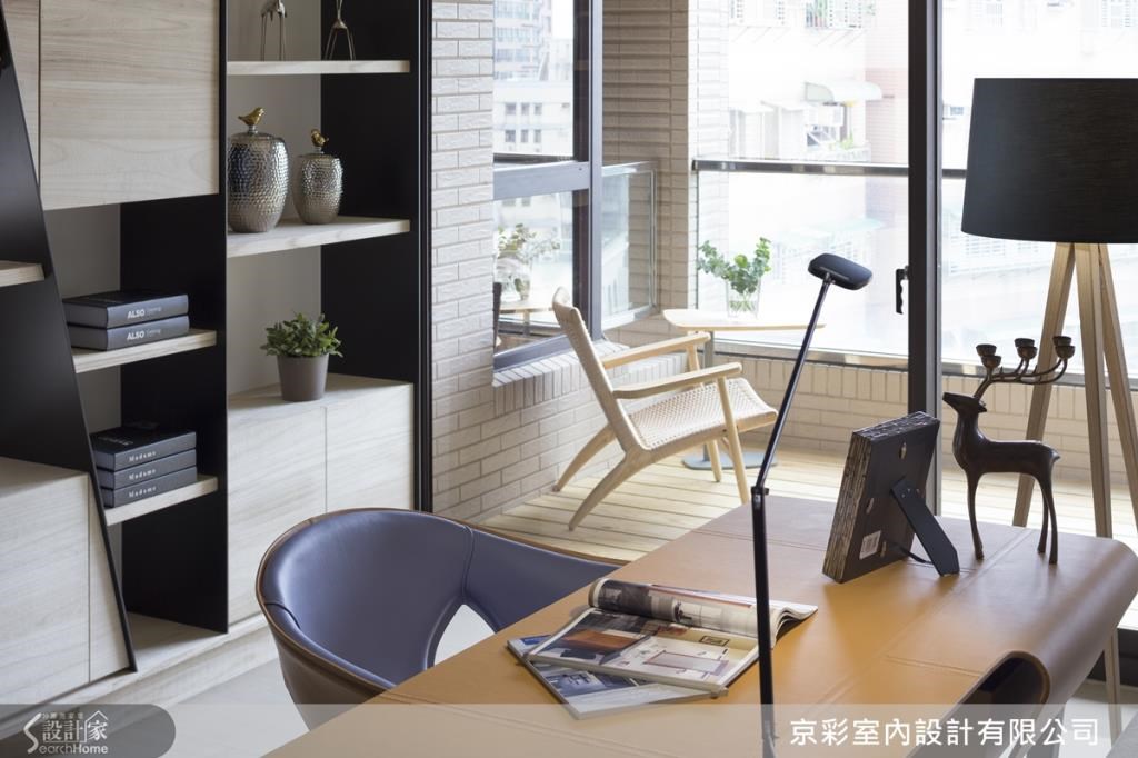 書房旁配置陽台,採用南方松作為地坪材質,搭配悠閒感十足的休閒椅,讓人可在這裡喝咖啡作日光浴,舒服享受午後時光。 書房旁配置陽台,採用南方松作為地坪材質,搭配悠閒感十足的休閒椅,讓人可在這裡喝咖啡作日光浴,舒服享受午後時光。