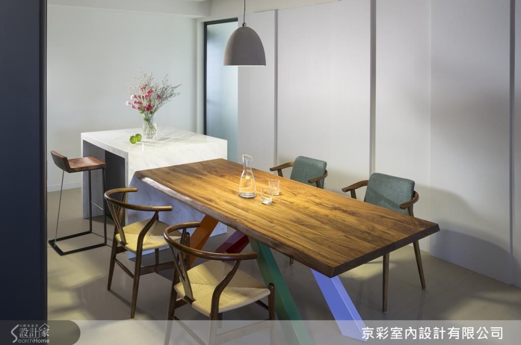 以風化梧桐木打造餐桌,增添自然豐潤感,同時採用玻璃拉門區隔廚房熱炒區,阻斷油煙干擾。 以風化梧桐木打造餐桌,增添自然豐潤感,同時採用玻璃拉門區隔廚房熱炒區,阻斷油煙干擾。