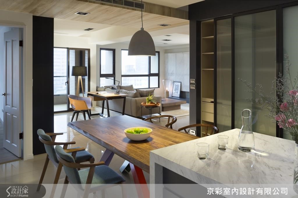 玄關的多功能儲藏室背後為餐櫥櫃,拉門以鐵件結合玻璃打造而成,強化收納機能。 玄關的多功能儲藏室背後為餐櫥櫃,拉門以鐵件結合玻璃打造而成,強化收納機能。