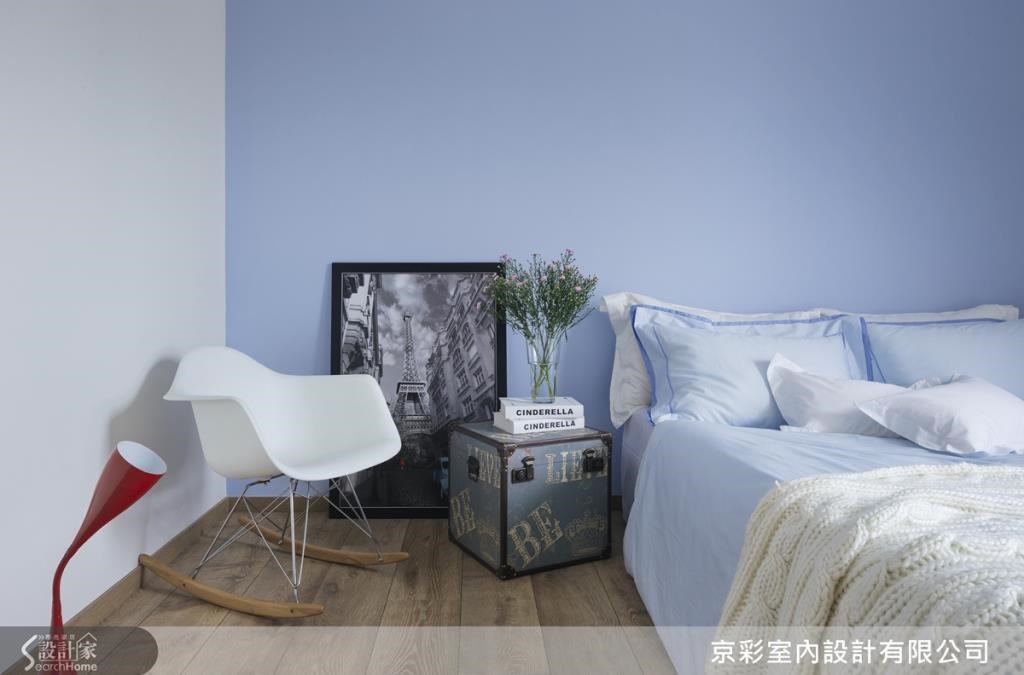 另一間次臥房以水藍色作為空間主牆色調,透過超耐磨地板鋪述溫潤感,營造出冬暖夏涼的舒適氣氛。 另一間次臥房以水藍色作為空間主牆色調,透過超耐磨地板鋪述溫潤感,營造出冬暖夏涼的舒適氣氛。
