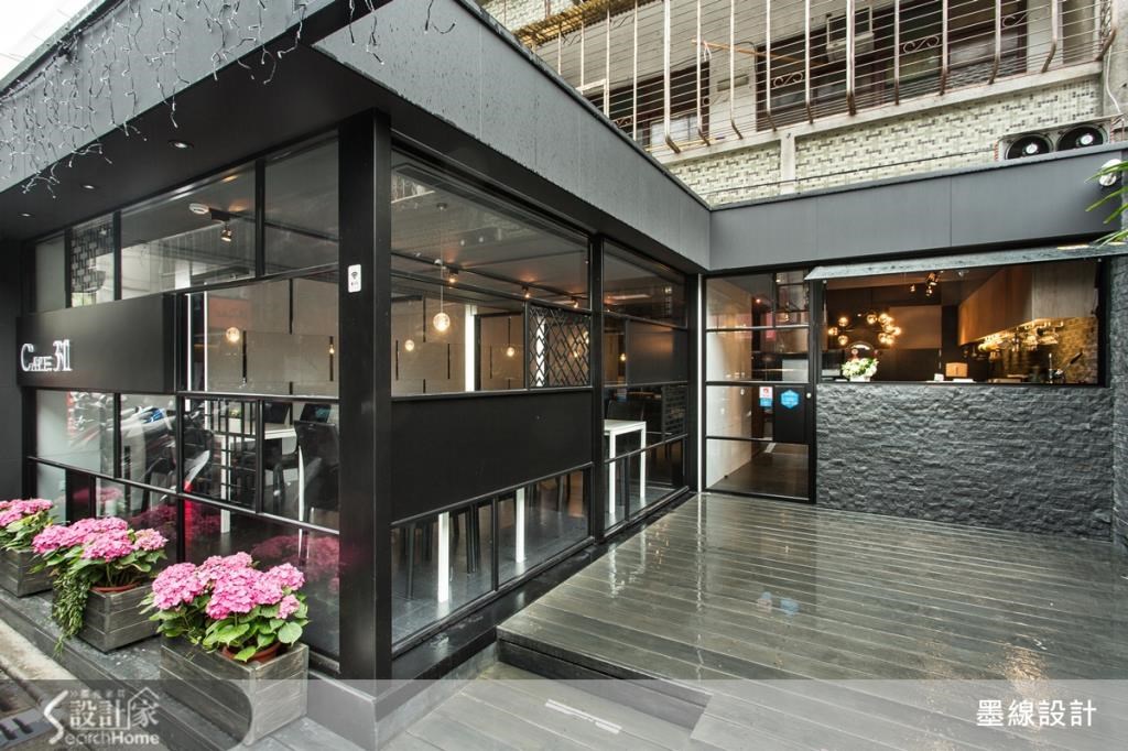 運用鐵件與玻璃為視覺主軸的商業空間,以線條與建材展現出明暗深淺的視覺對比,讓用餐空間呈現出簡約摩登的工業風氣息。 運用鐵件與玻璃為視覺主軸的商業空間,以線條與建材展現出明暗深淺的視覺對比,讓用餐空間呈現出簡約摩登的工業風氣息。