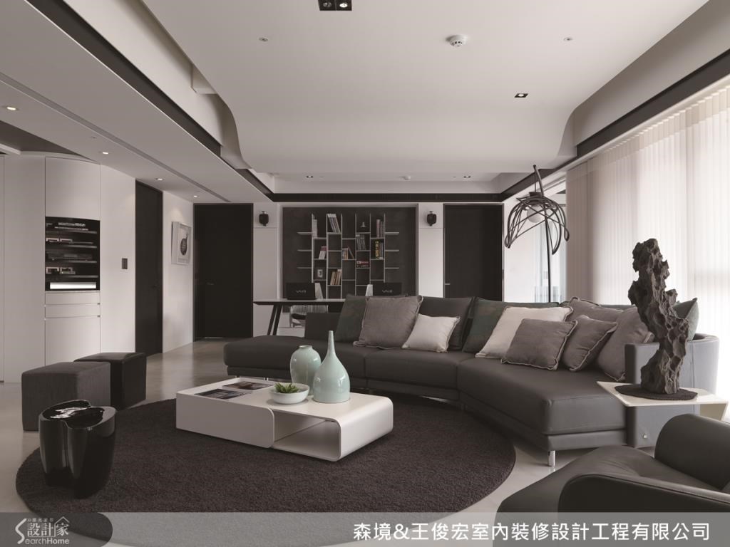 客廳天花板呈現波浪狀,深具巧思,讓視覺可一路延伸至室內空間,呈現大器感與一致性,正好也掩飾樑柱壓迫感。並以灰階定調,讓其他色彩於灰階上跳動。 客廳天花板呈現波浪狀,深具巧思,讓視覺可一路延伸至室內空間,呈現大器感與一致性,正好也掩飾樑柱壓迫感。並以灰階定調,讓其他色彩於灰階上跳動。