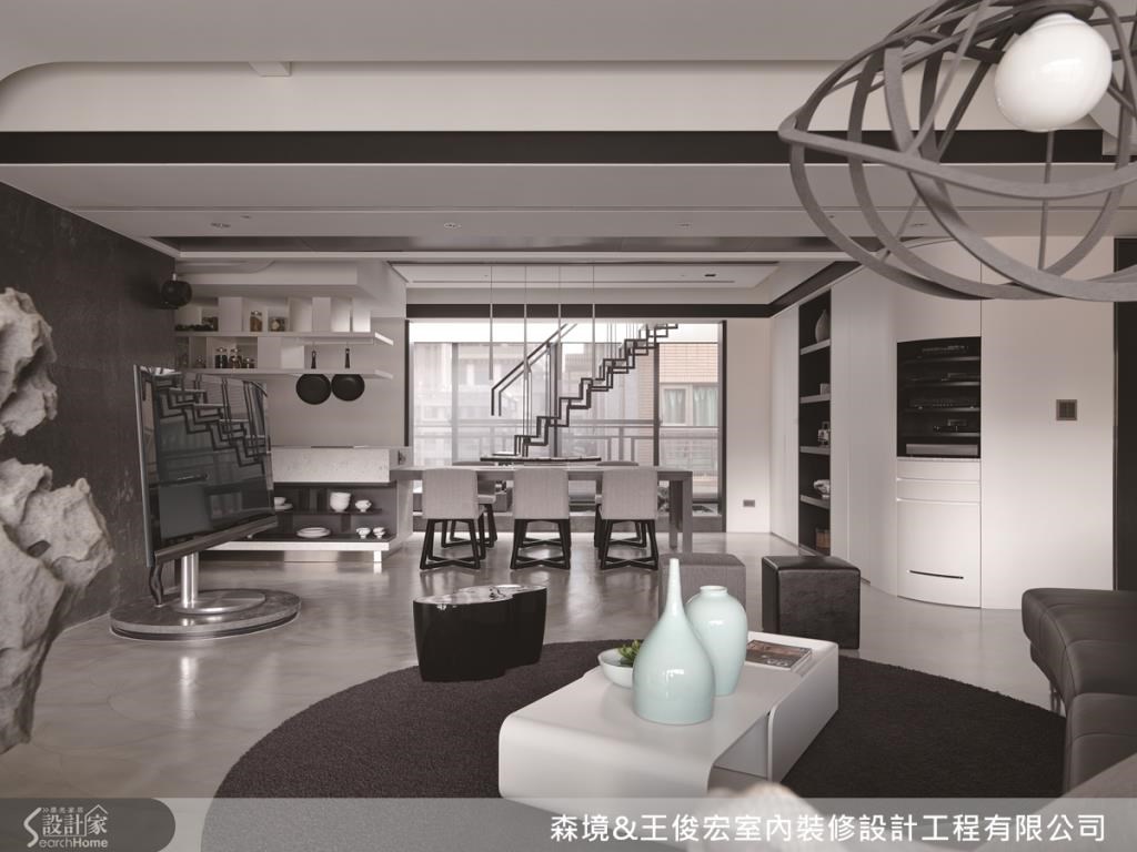 把樓梯量體縮小,採用輕質量的鐵件樓梯,讓視覺產生延伸感,攬進大量光線,改善扁平格局;並在客廳放單面電視,與沙發之間呈 45 度角的最佳觀賞角度。 把樓梯量體縮小,採用輕質量的鐵件樓梯,讓視覺產生延伸感,攬進大量光線,改善扁平格局;並在客廳放單面電視,與沙發之間呈 45 度角的最佳觀賞角度。