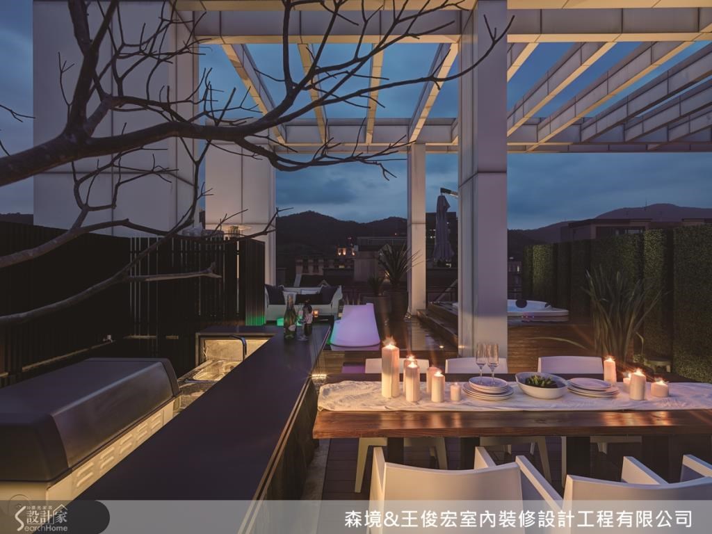 屋宅外還有一處戶外露台,可供屋主邀請好友來 BBQ ,且不只配置露天泳池,更點綴色彩繽紛的 LED 裝置照明,即便是休閒空間,也可見到屋主對於空間細節的重視。 屋宅外還有一處戶外露台,可供屋主邀請好友來 BBQ ,且不只配置露天泳池,更點綴色彩繽紛的 LED 裝置照明,即便是休閒空間,也可見到屋主對於空間細節的重視。